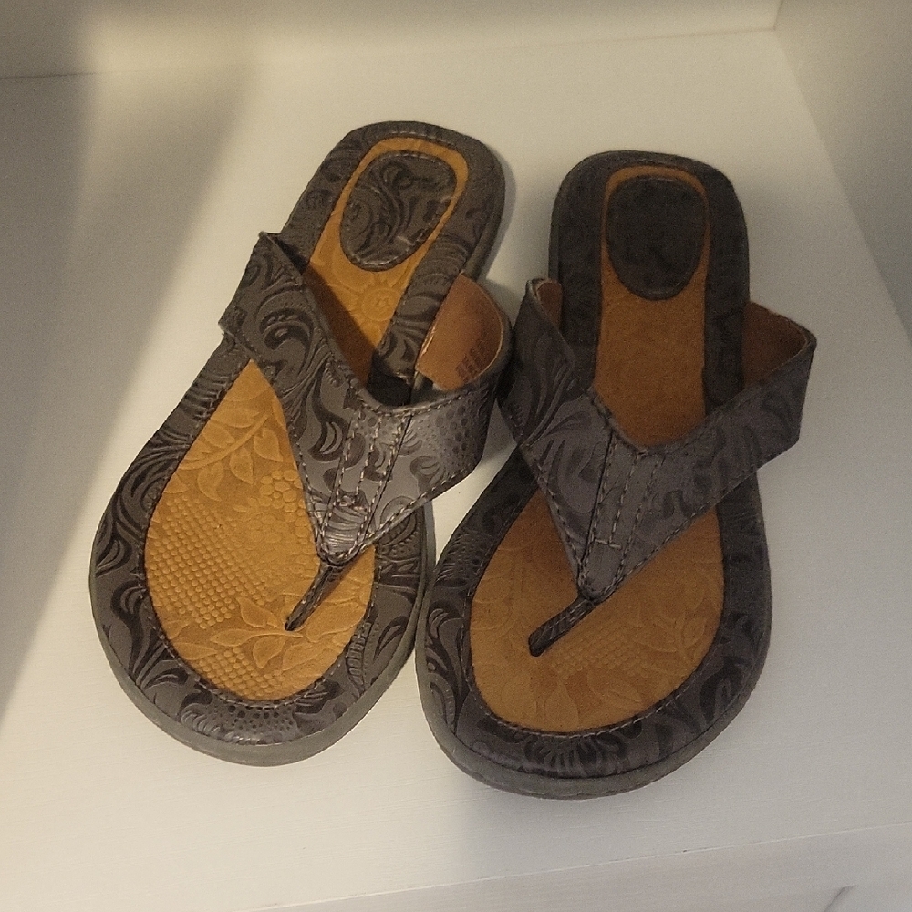 b.o.c. Sandals Sz7 in Gray and Tan